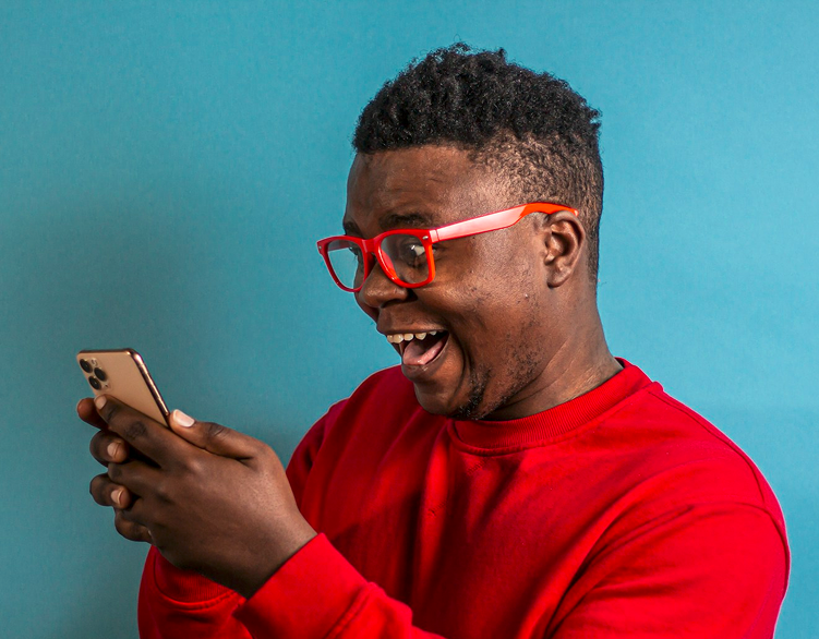Client heureux utilisant son smartphone